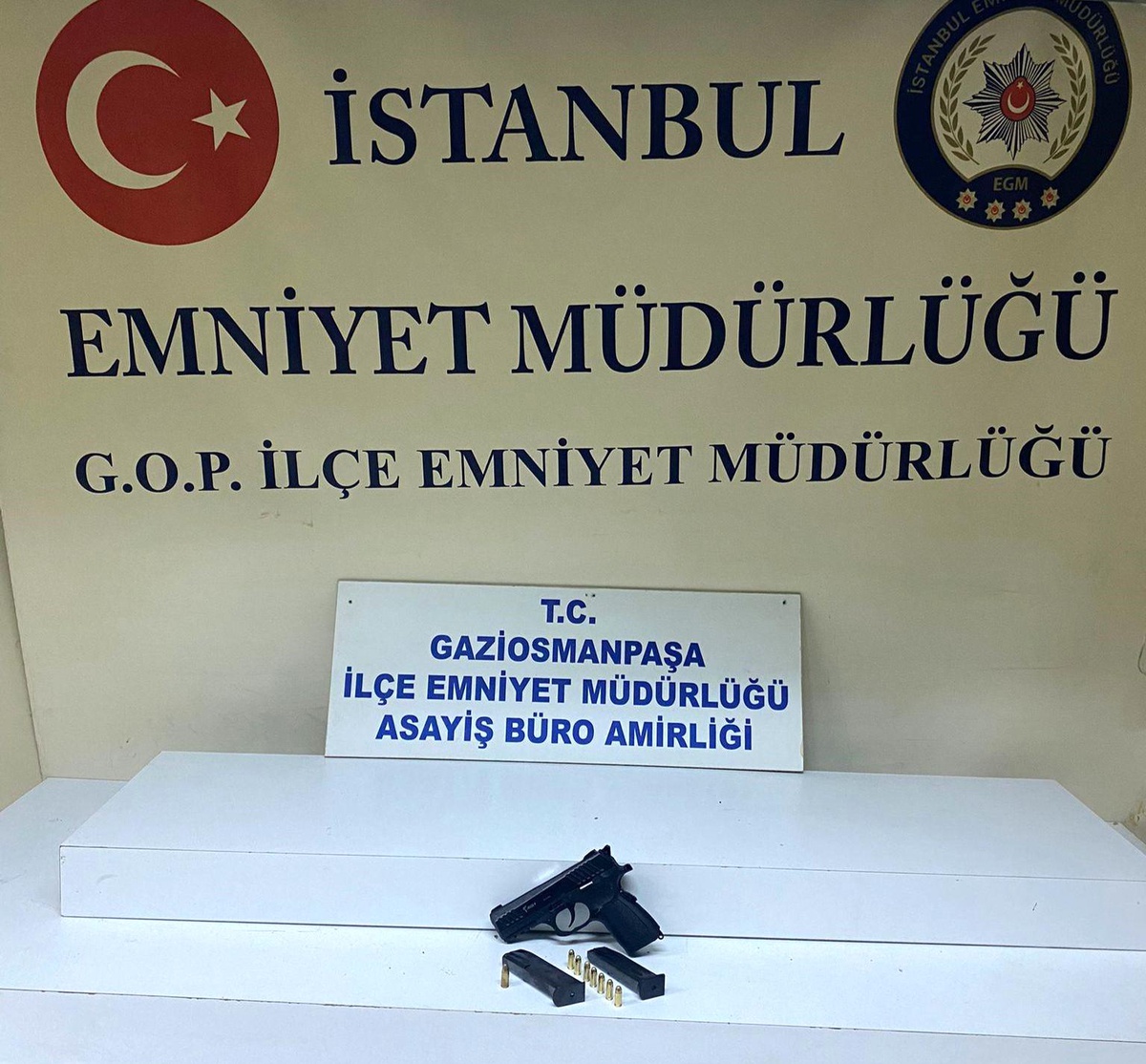 Gaziosmanpaşa\'da Sokak Ortasında Silahla Tehdit Eden Şahıs Yakalandı