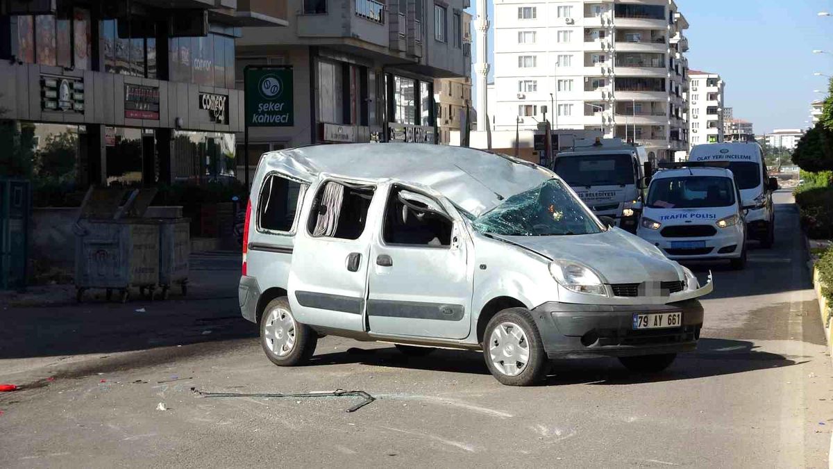 Kilis\'te Ticari Araç ve Otomobilin Çarpıştığı Kaza Güvenlik Kamerasında