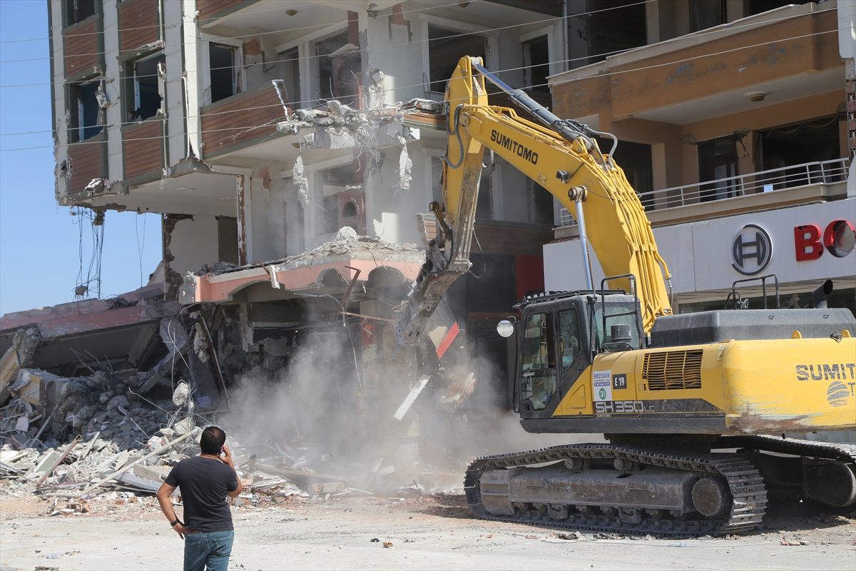 Hatay\'da depremden etkilenen binaların kontrollü yıkımı devam ediyor