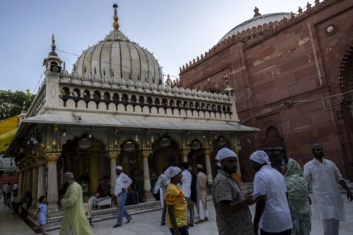 Hindistan\'da 8 asırlık dergah "barışçıl anlayışla" her dinden yüzbinlerce insanı ağırlıyor
