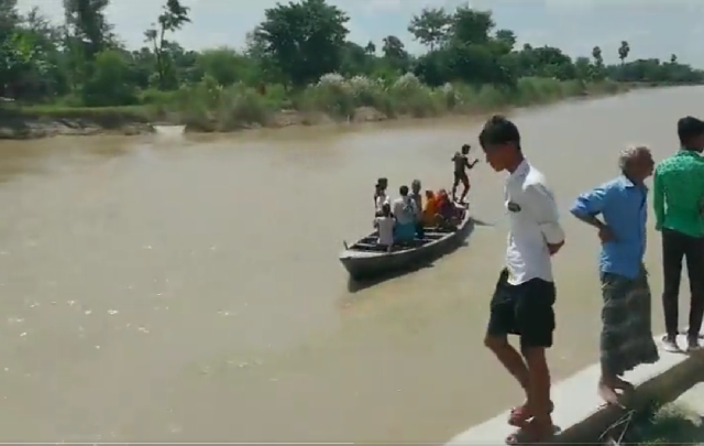Hindistan'da Tekne Kazası: 10 Çocuk Kayboldu