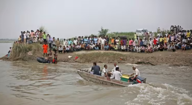 Hindistan'da Tekne Kazası: 10 Çocuk Kayboldu