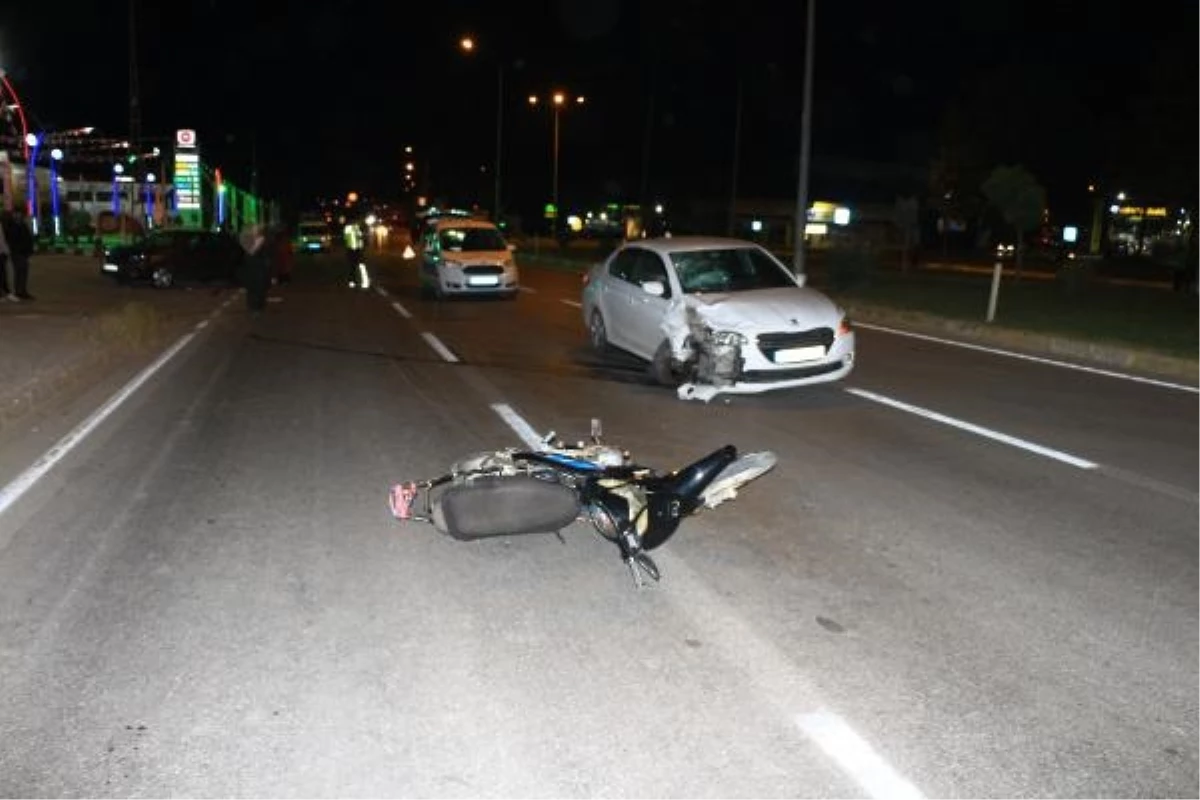 Erbaa\'da kavşakta meydana gelen kaza sonucu motosiklet sürücüsü ağır yaralandı