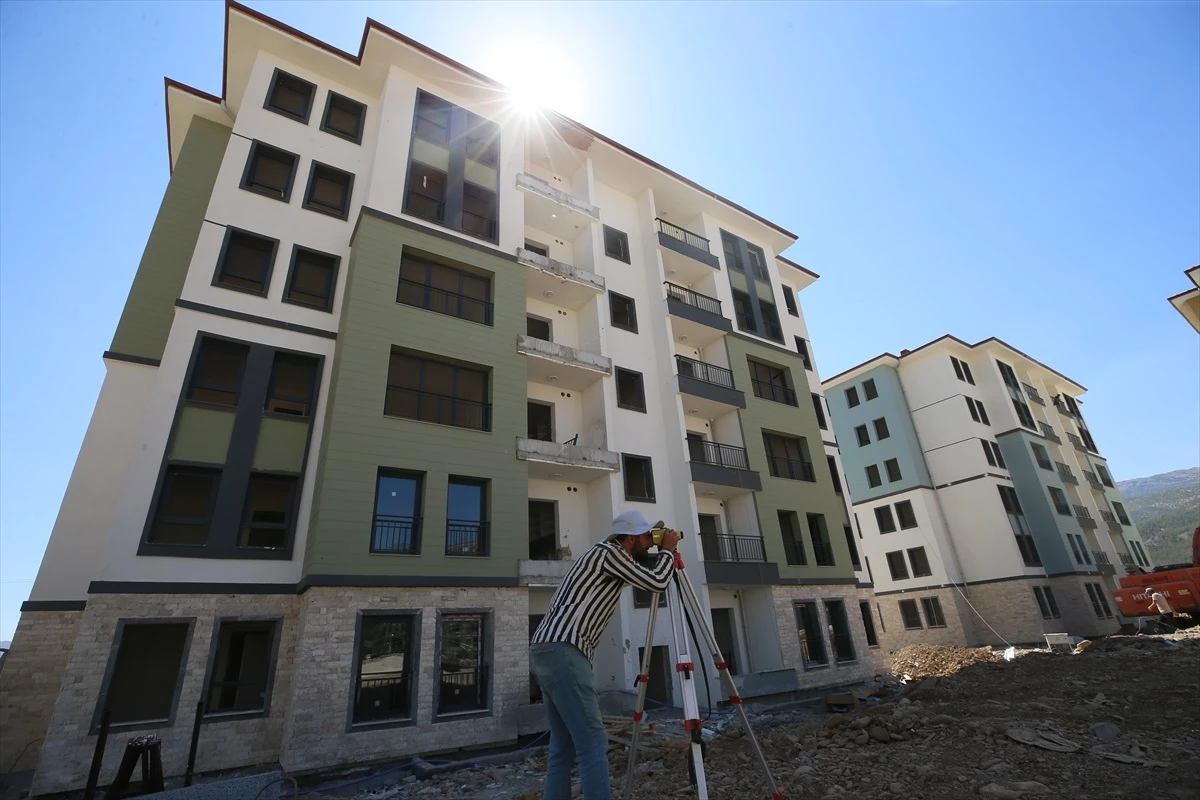 Gaziantep İslahiye\'deki TOKİ Projesinde Dış Cephe İşlemleri Tamamlandı