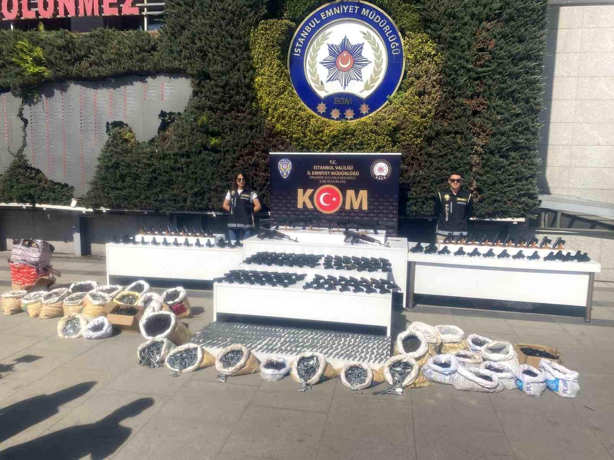 İstanbul\'da Yasadışı Silah Atölyelerine Operasyon: Binlerce Silah Parçası Ele Geçirildi