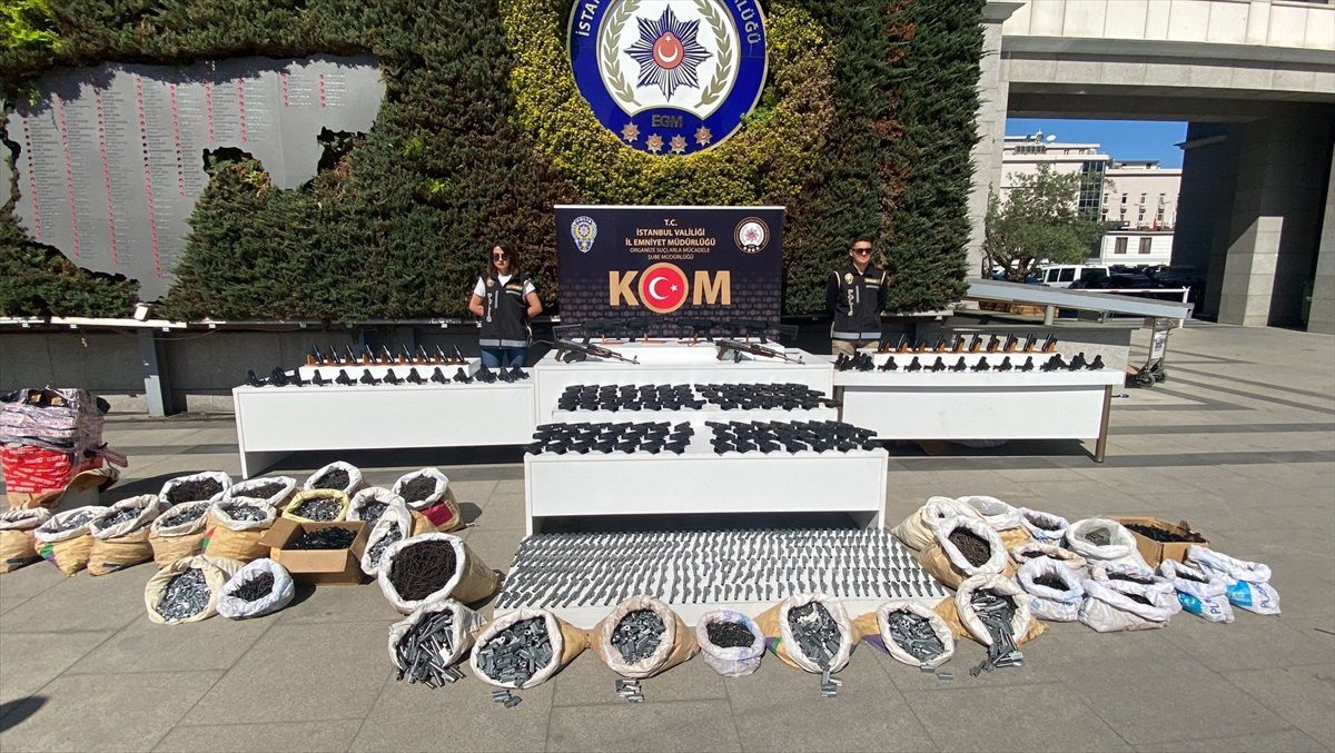 İstanbul\'da Silah Kaçakçılığı Operasyonunda 10 Şüpheli Yakalandı
