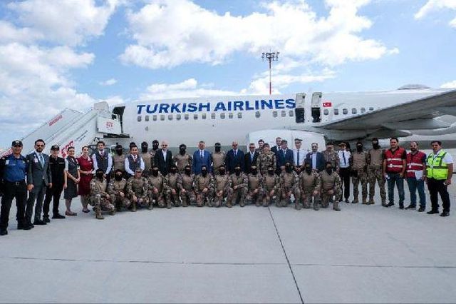 Uçağı kaçırmak isteyen üç eylemciyi özel harekatçılar yakaladı Uçağı kaçırmak isteyen üç eylemciyi özel harekatçılar yakaladı