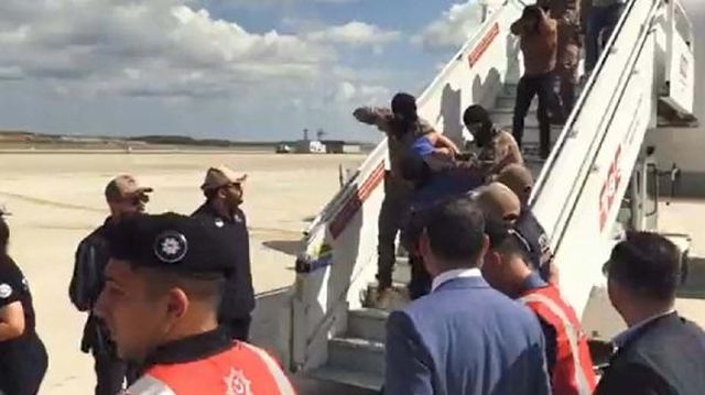 Uçağı kaçırmak isteyen üç eylemciyi özel harekatçılar yakaladı Uçağı kaçırmak isteyen üç eylemciyi özel harekatçılar yakaladı