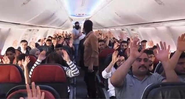 Uçağı kaçırmak isteyen üç eylemciyi özel harekatçılar yakaladı Uçağı kaçırmak isteyen üç eylemciyi özel harekatçılar yakaladı