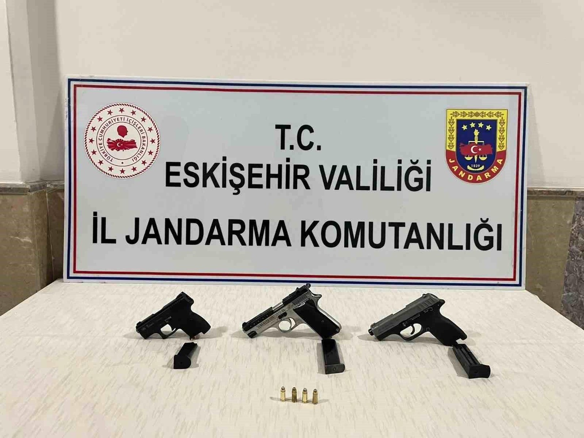 Eskişehir\'de Asayiş Uygulamasında Ruhsatsız Tabancalar Ele Geçirildi