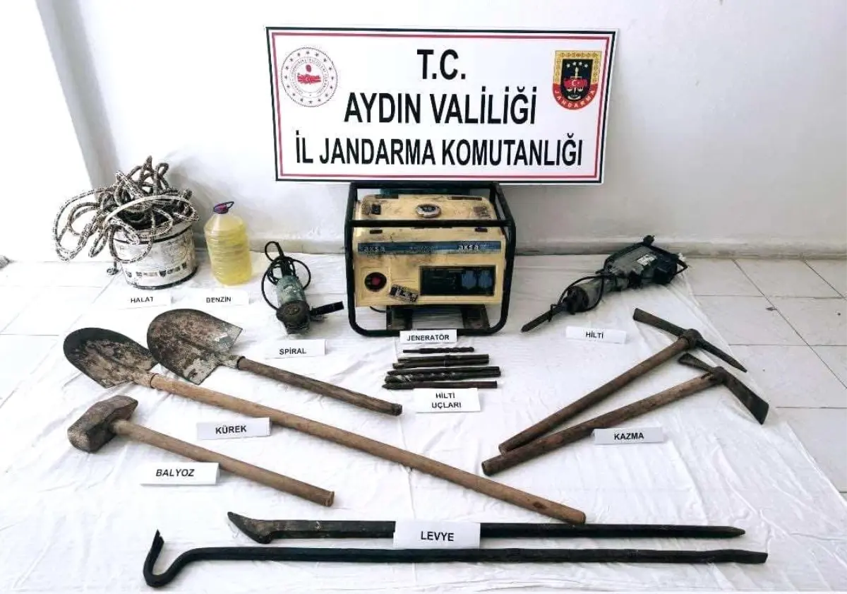 Kuşadası\'nda Kaçak Kazı Yapan 4 Kişi Suçüstü Yakalandı