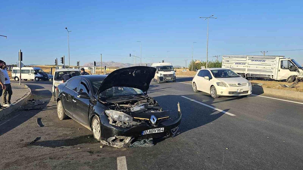 Adıyaman\'da Kamyonet ile Otomobil Çarpıştı: 2 Yaralı