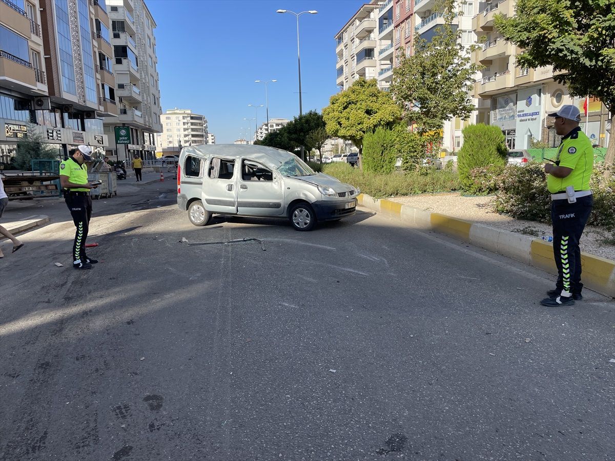 Kilis\'te Hafif Ticari Araçla Otomobil Çarpışması: 2 Kişi Yaralandı