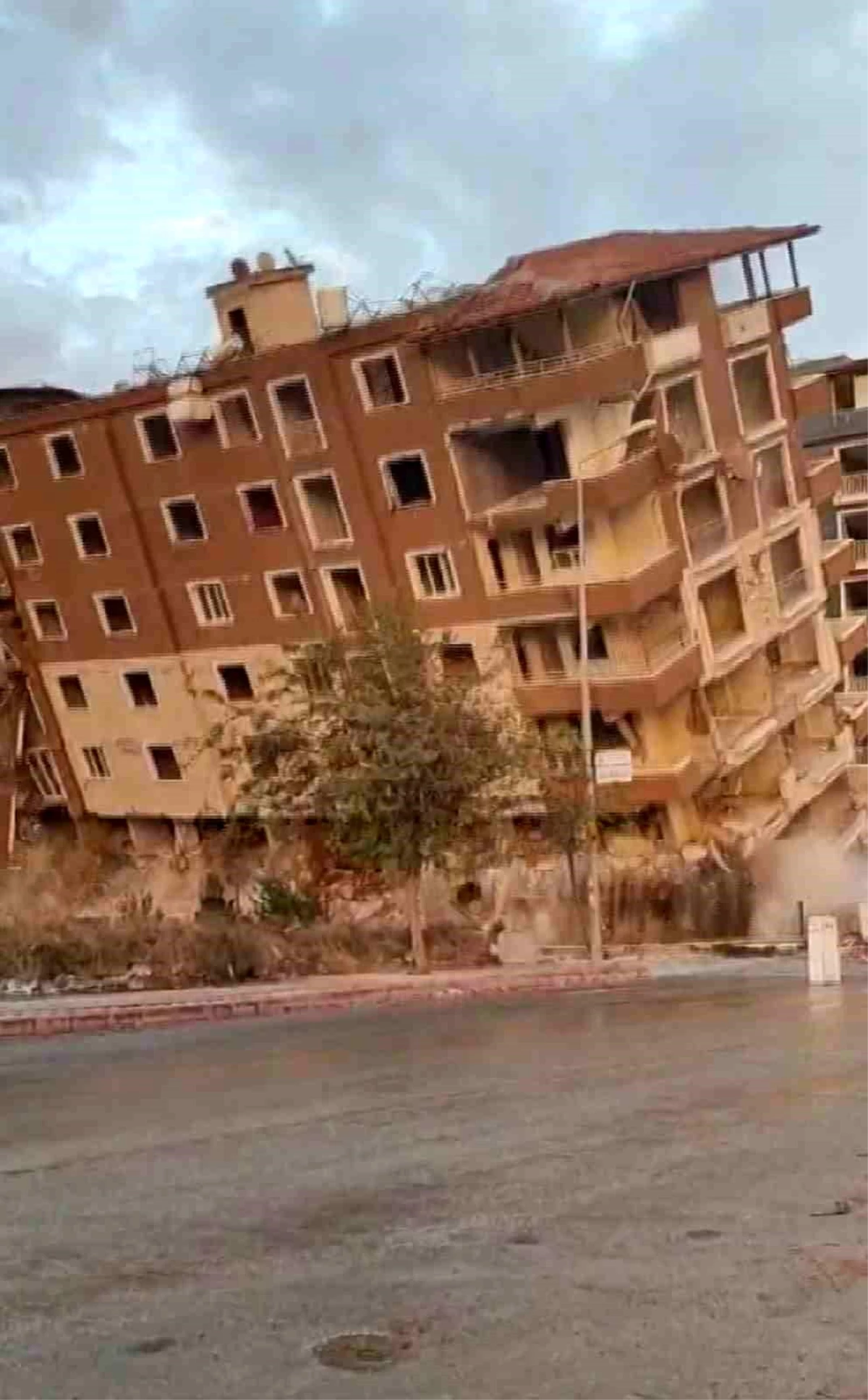 Hatay\'da depremde hasar alan binanın yıkım anı görüntülendi