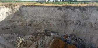 Konya Karapınar'da Tarım Arazisinde Obruk Oluştu