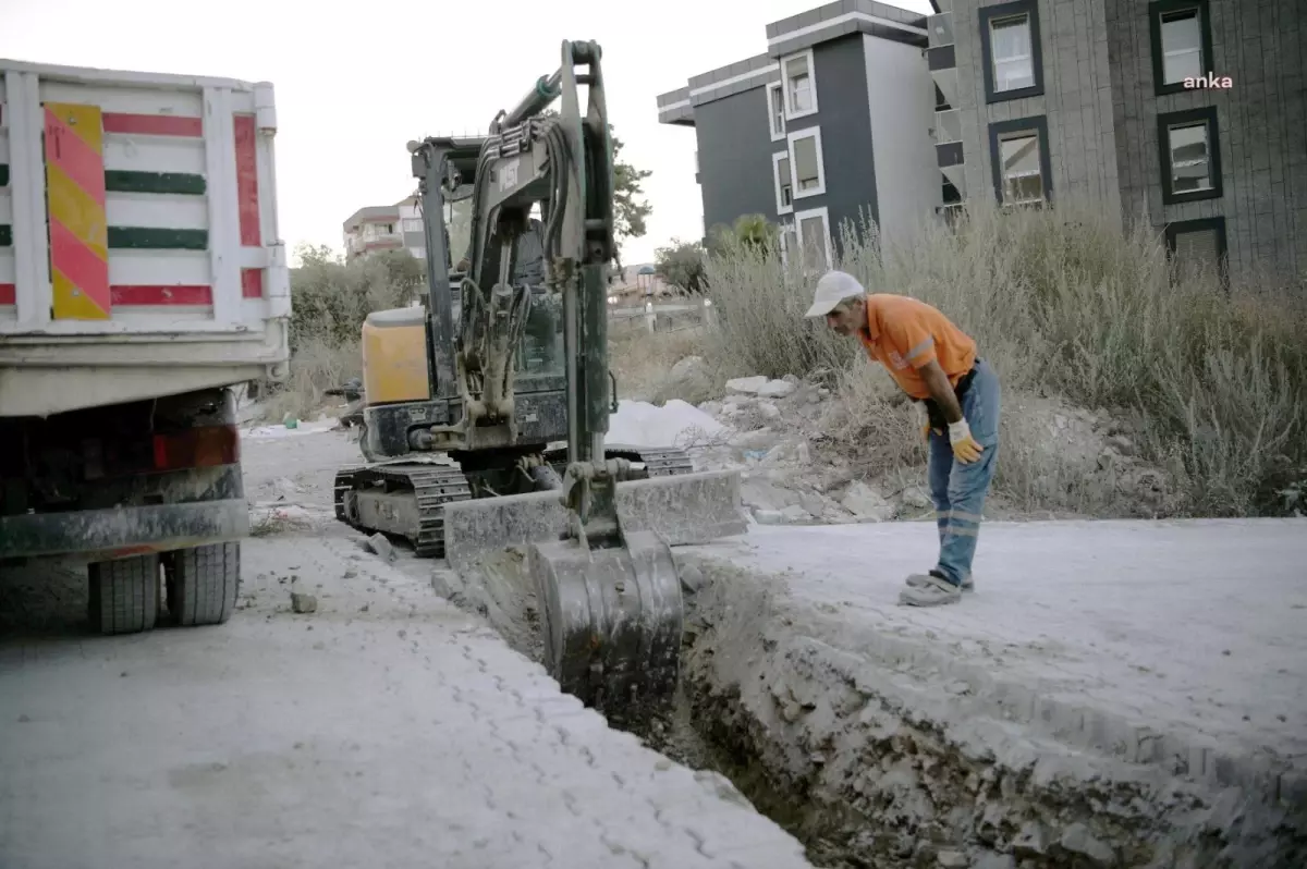 Kuşadası\'nda Kış Öncesi Yağmur Suyu Hattı Döşeme Çalışmaları