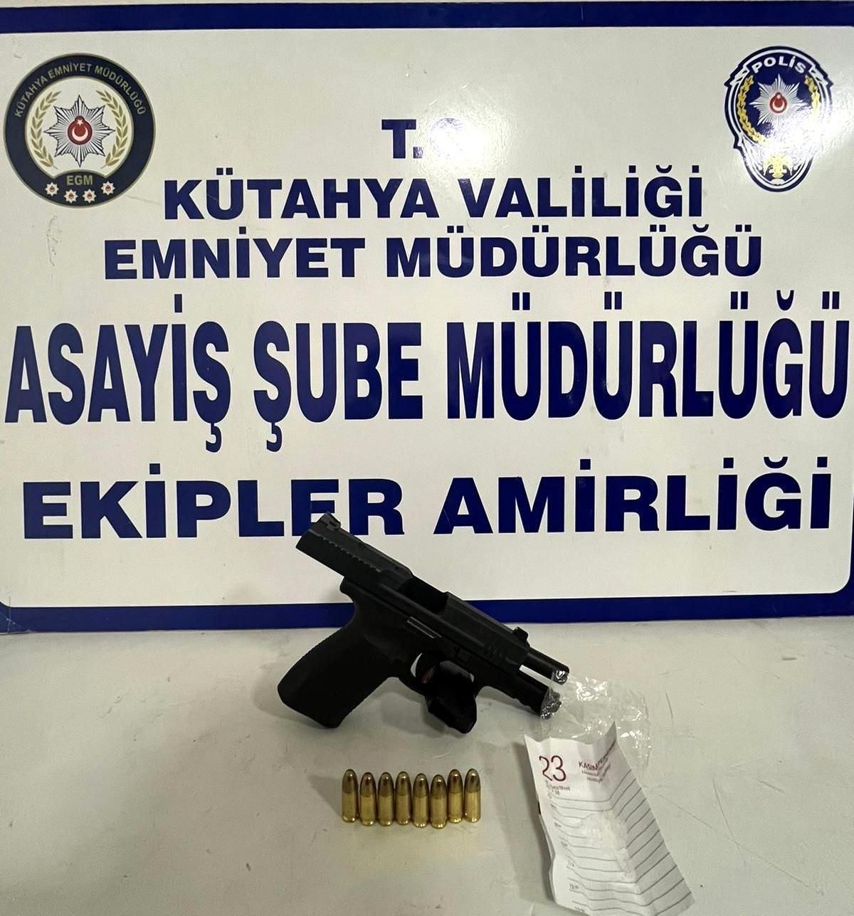 Kütahya\'da Araçta Silah ve Uyuşturucu Ele Geçirildi
