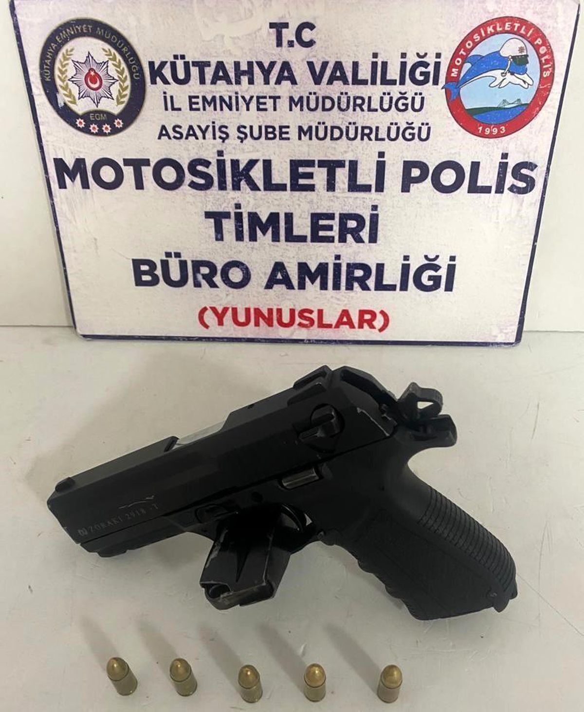 Kütahya\'da Motosikletli Polis Timlerince Ruhsatsız Tabanca Ele Geçirildi