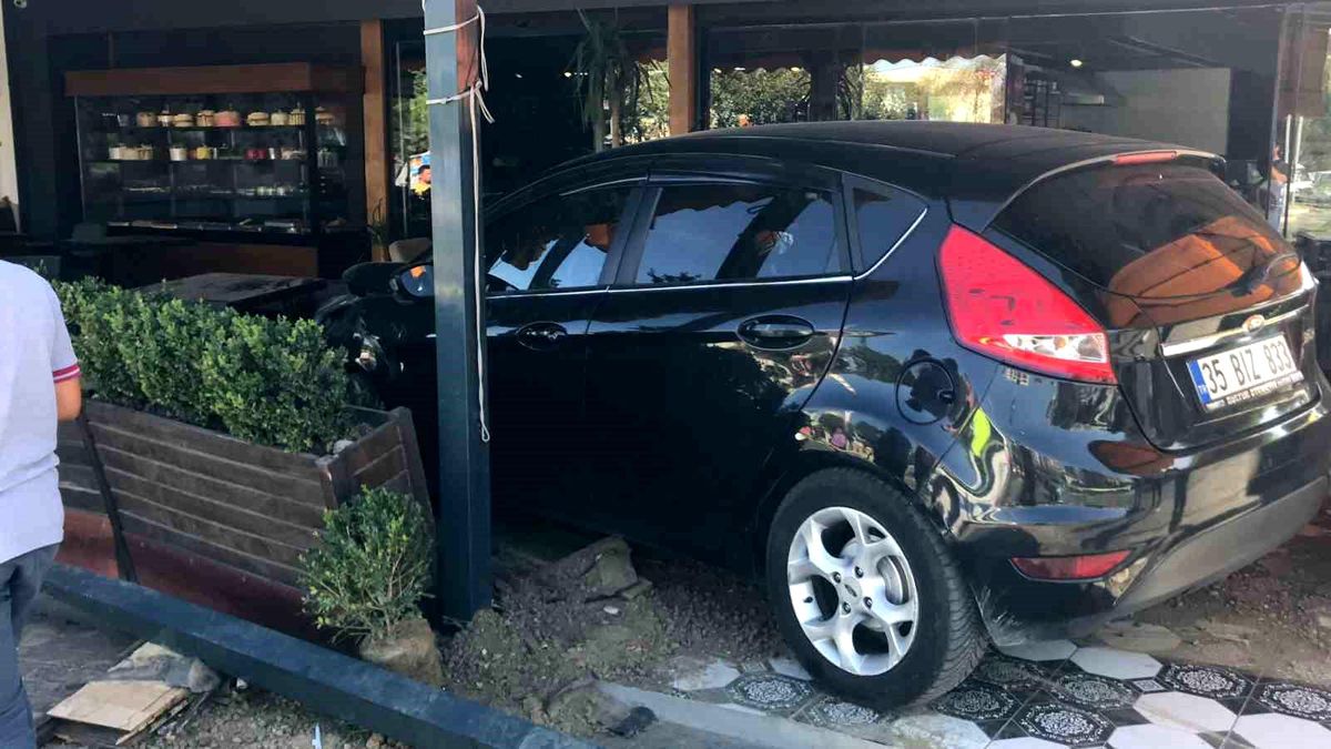 Manisa\'da kavşaktan dönüş yapan araç kafeye daldı: 2 yaralı