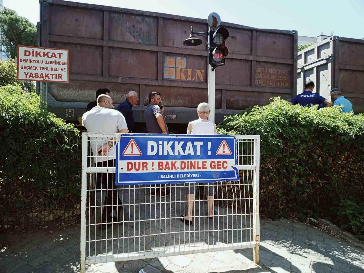 Manisa\'da Yük Treni Kazası: 18 Yaşındaki Genç Hayatını Kaybetti