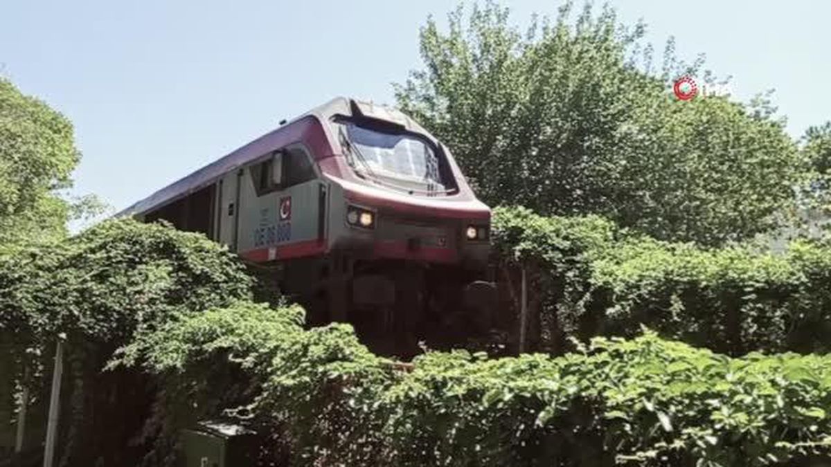 Manisa'da yük trenin çarptığı genç hayatını kaybetti