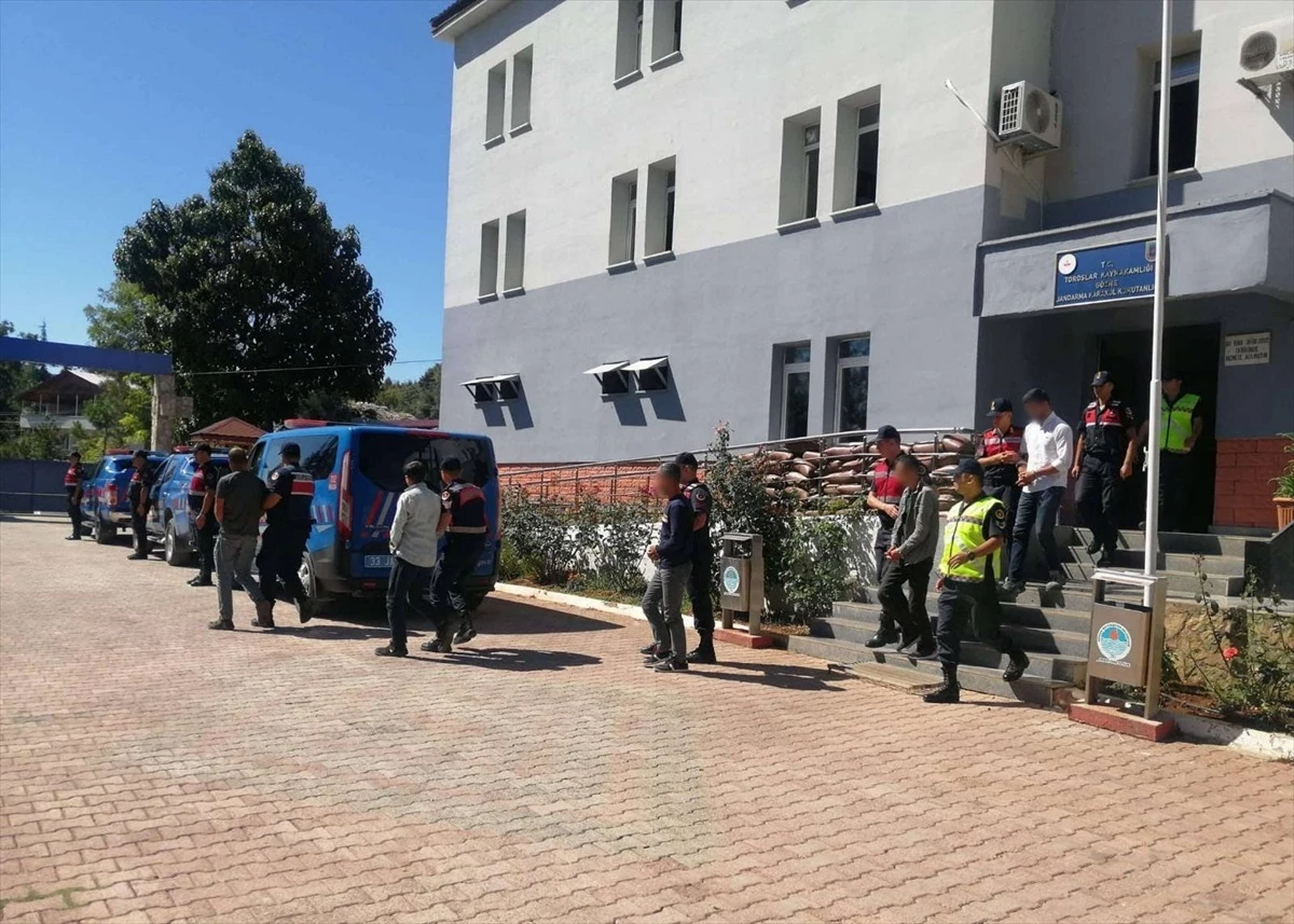 Mersin\'de Yüksek Gerilim Direkleri Çalan 5 Şüpheli Gözaltına Alındı