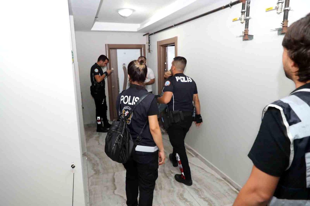 Mersin\'de Günübirlik Evlere Yönelik Denetimlerde 17 Aranan Şahıs Yakalandı