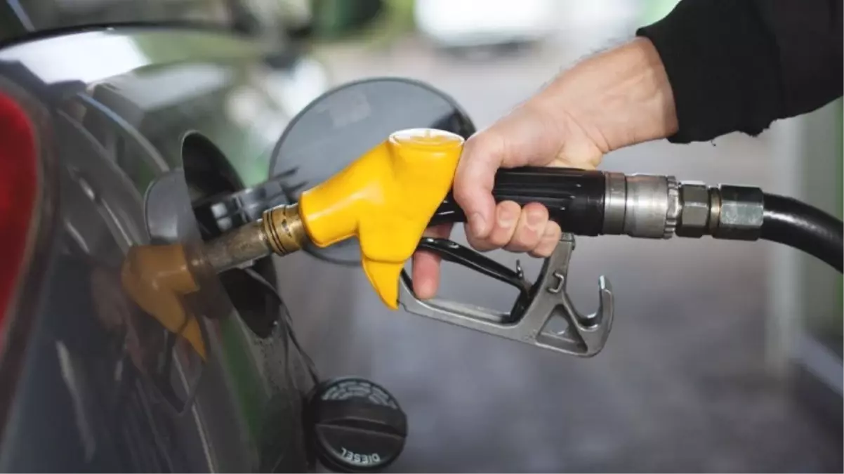 Benzinin litre fiyatına 1 lira 65 kuruş zam geldi