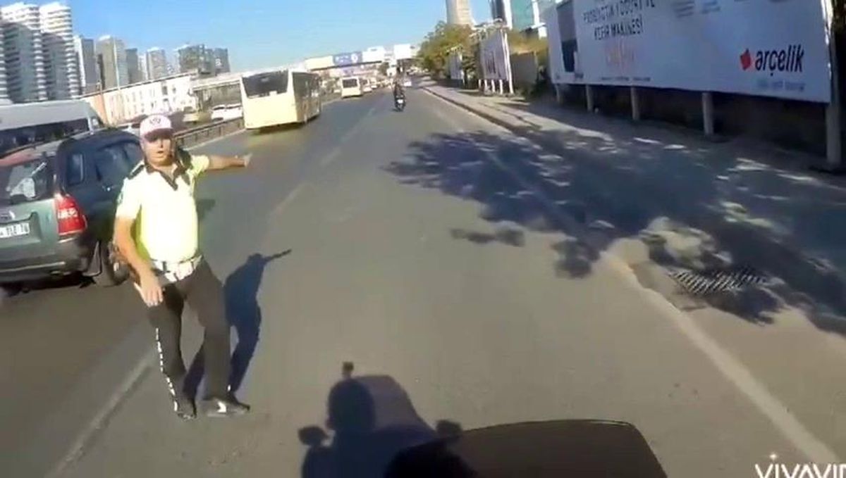 Muhtar olduğunu iddia eden şahıs motosiklet sürücüsüyle tartıştı