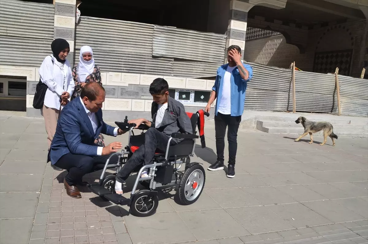 Muş\'ta doğuştan engelli genç Recep Geçkin\'e akülü tekerlekli sandalye hediye edildi