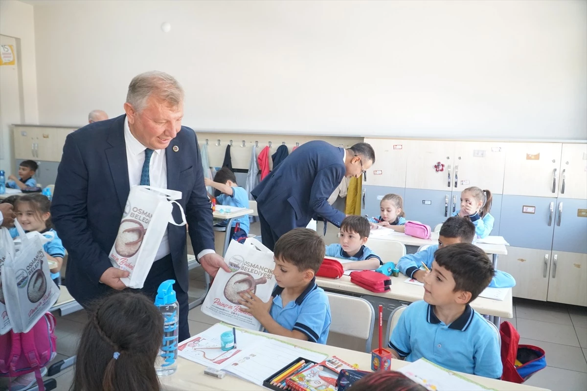 Çorum\'da Osmancık Belediyesi İlkokul Öğrencilerine Kırtasiye Seti Hediye Etti