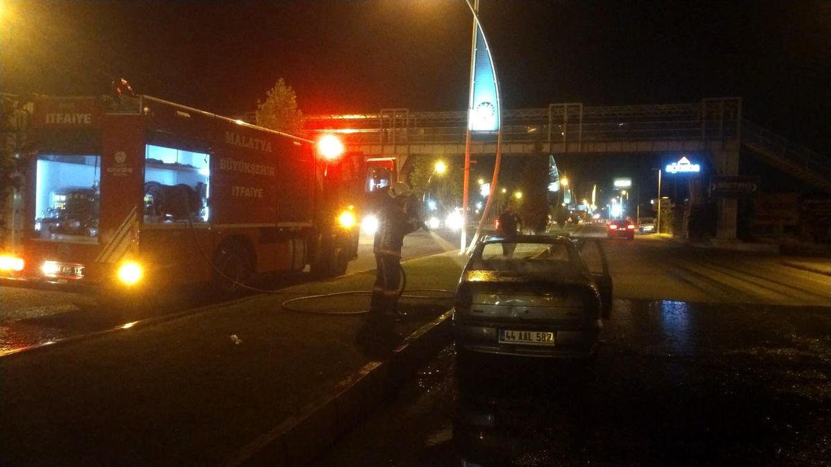Malatya\'da Otomobil Alev Aldı: 2 Yaralı