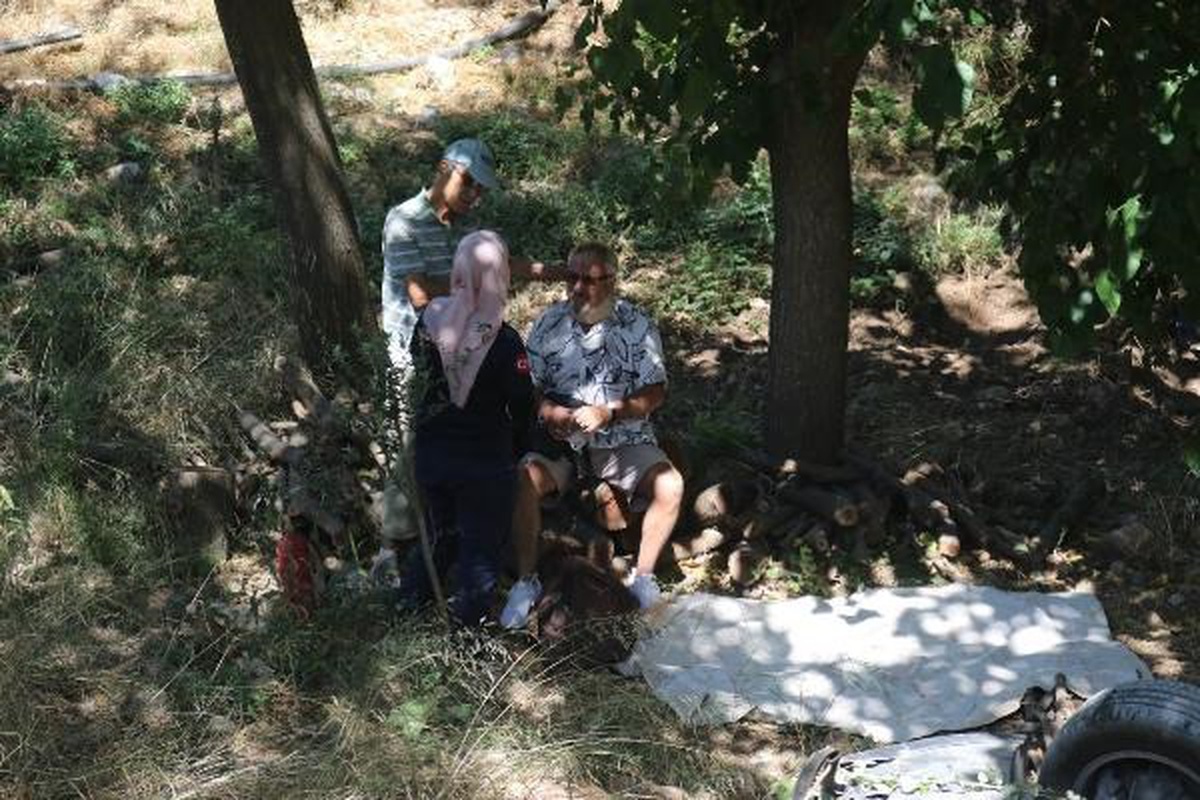 Antalya\'da Otomobil Kurumuş Dere Yatağına Düştü: 1 Yaralı