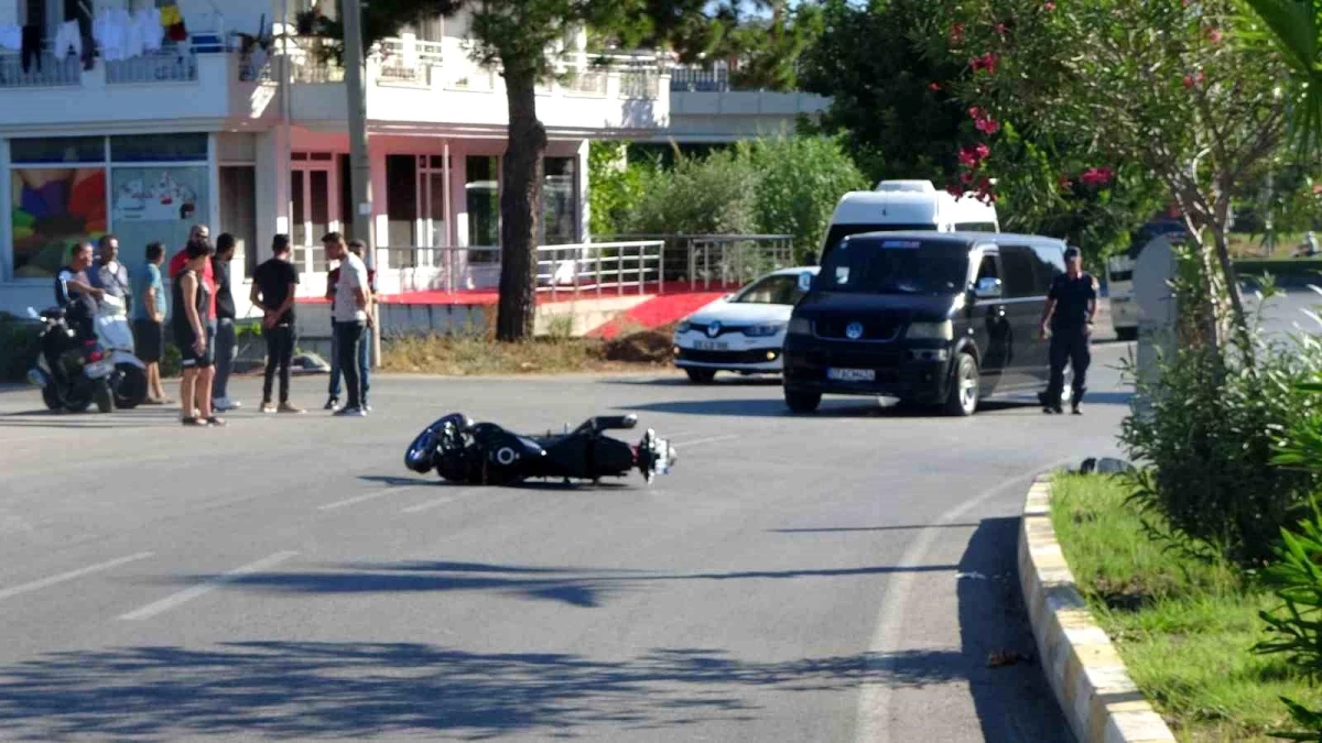 Antalya\'da tur aracı ile motosiklet çarpıştı, sürücü yaralandı