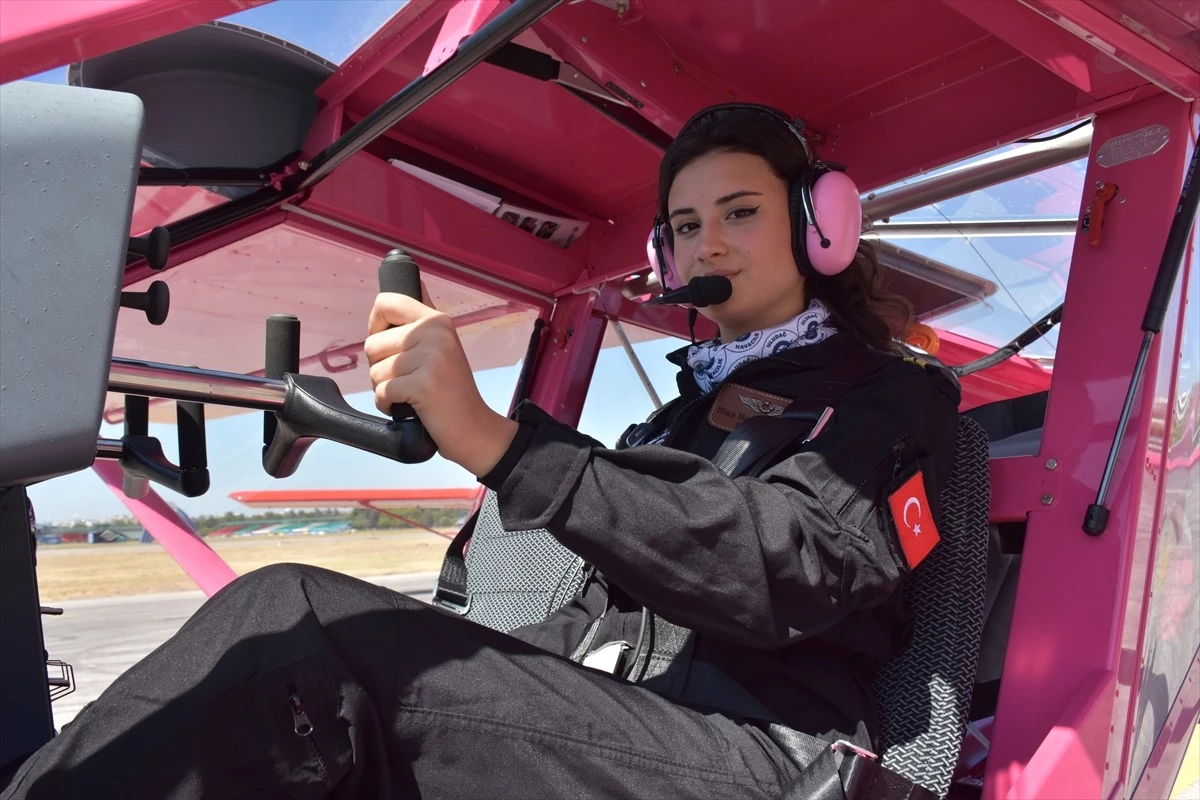 18 Yaşındaki Nisa Naz Uzunoğlu, Tek Motorlu Uçaklarda Öğretmen Pilot Olmayı Hedefliyor