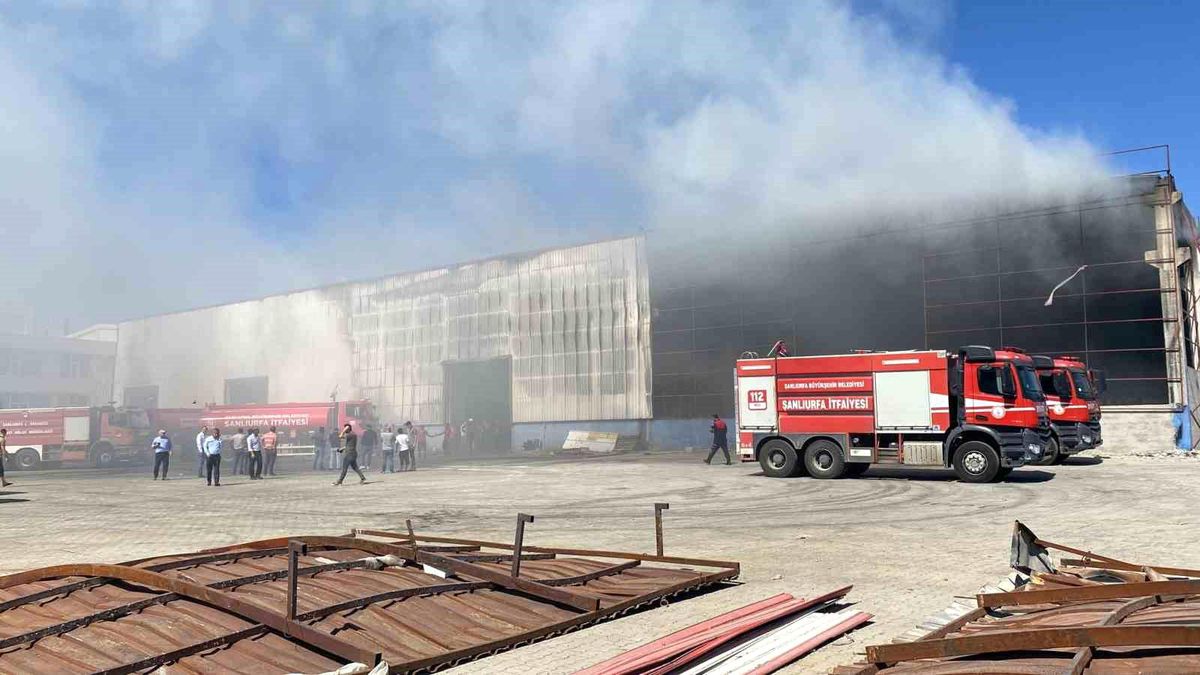 Şanlıurfa\'da Geri Dönüşüm Fabrikasında Yangın Çıktı