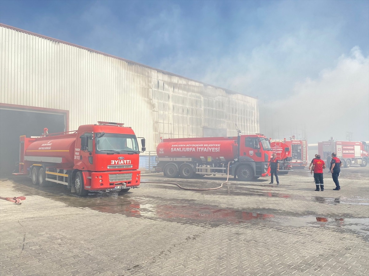 Şanlıurfa\'daki geri dönüşüm fabrikasında çıkan yangın söndürüldü