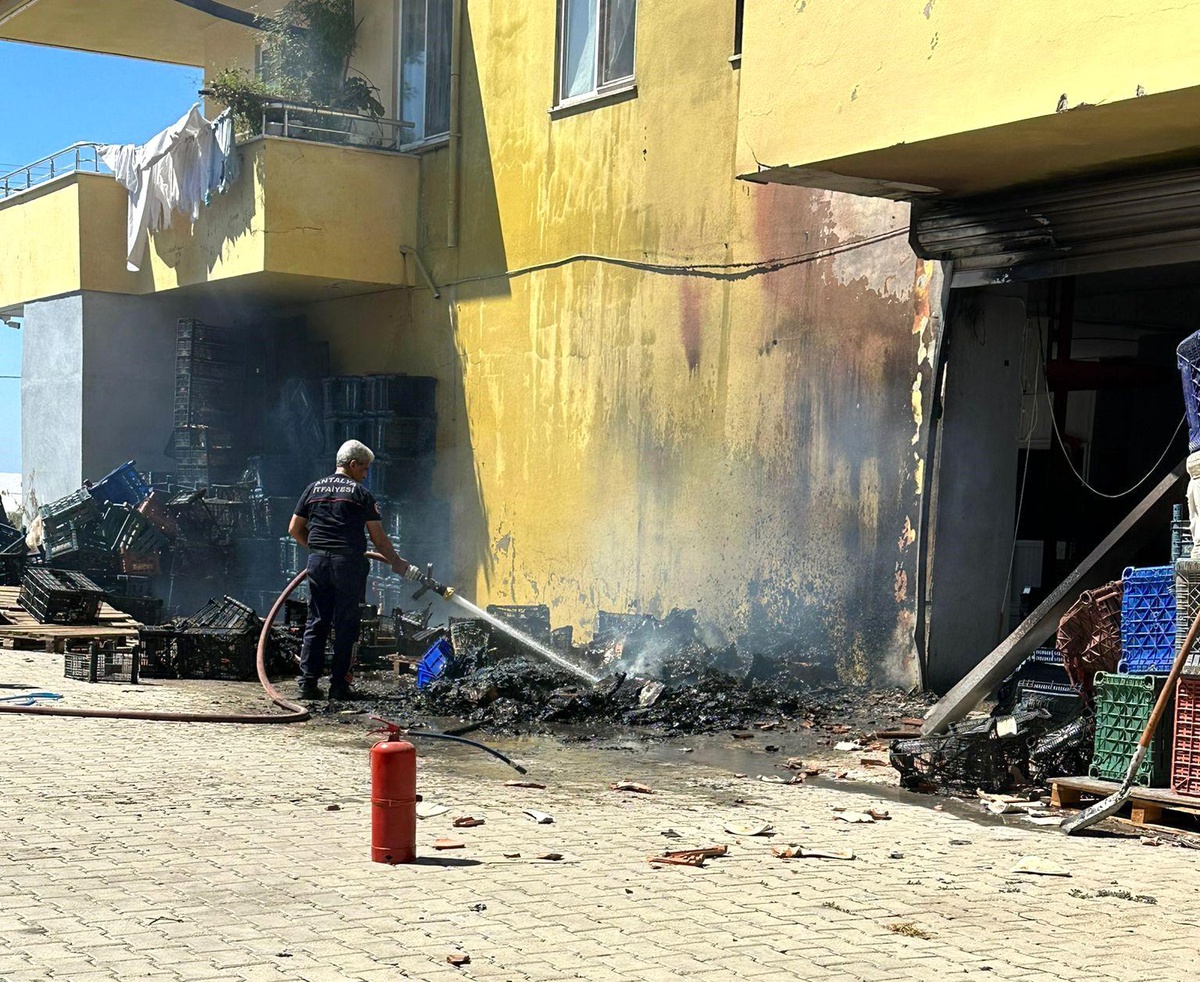 Alanya\'da Sebze Meyve Deposunda Yangın Çıktı