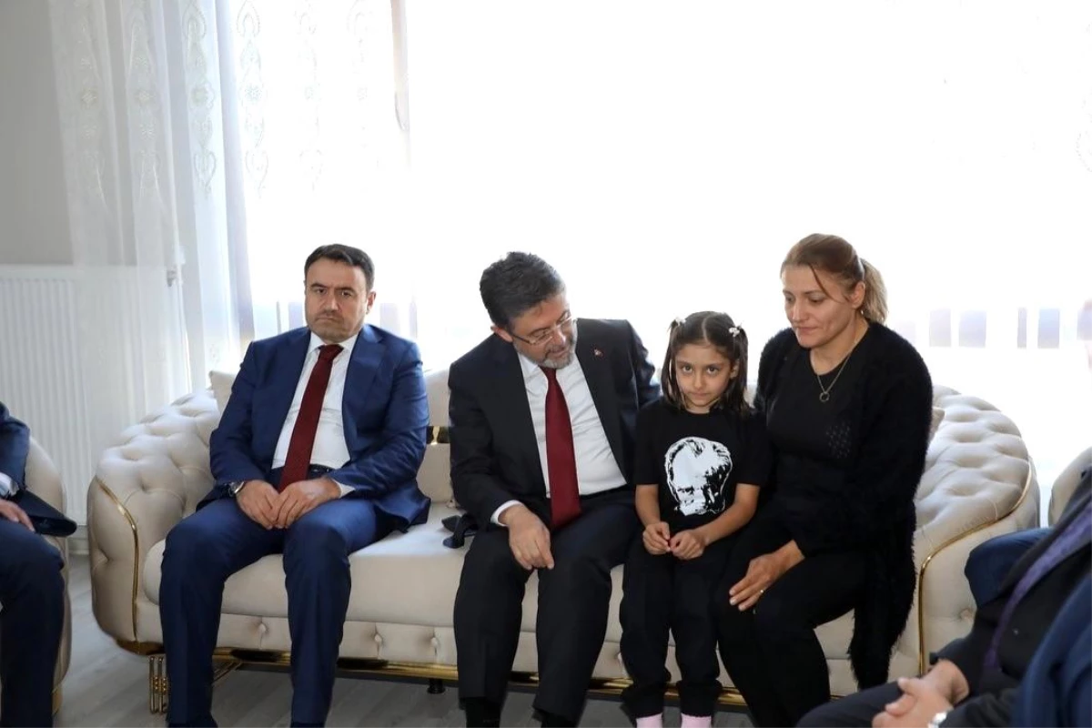 Şehit Orman İşletme Şefi Murat Yıldırım\'ın ailesine taziye ziyaretinde bulundu