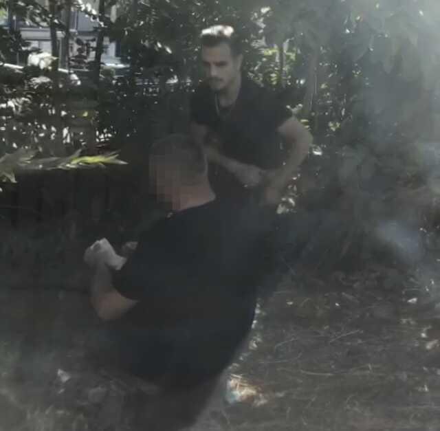 Sokak ortasında güpegündüz uyuşturucu satarken böyle görüntülendi Sokak ortasında güpegündüz uyuşturucu satarken böyle görüntülendi