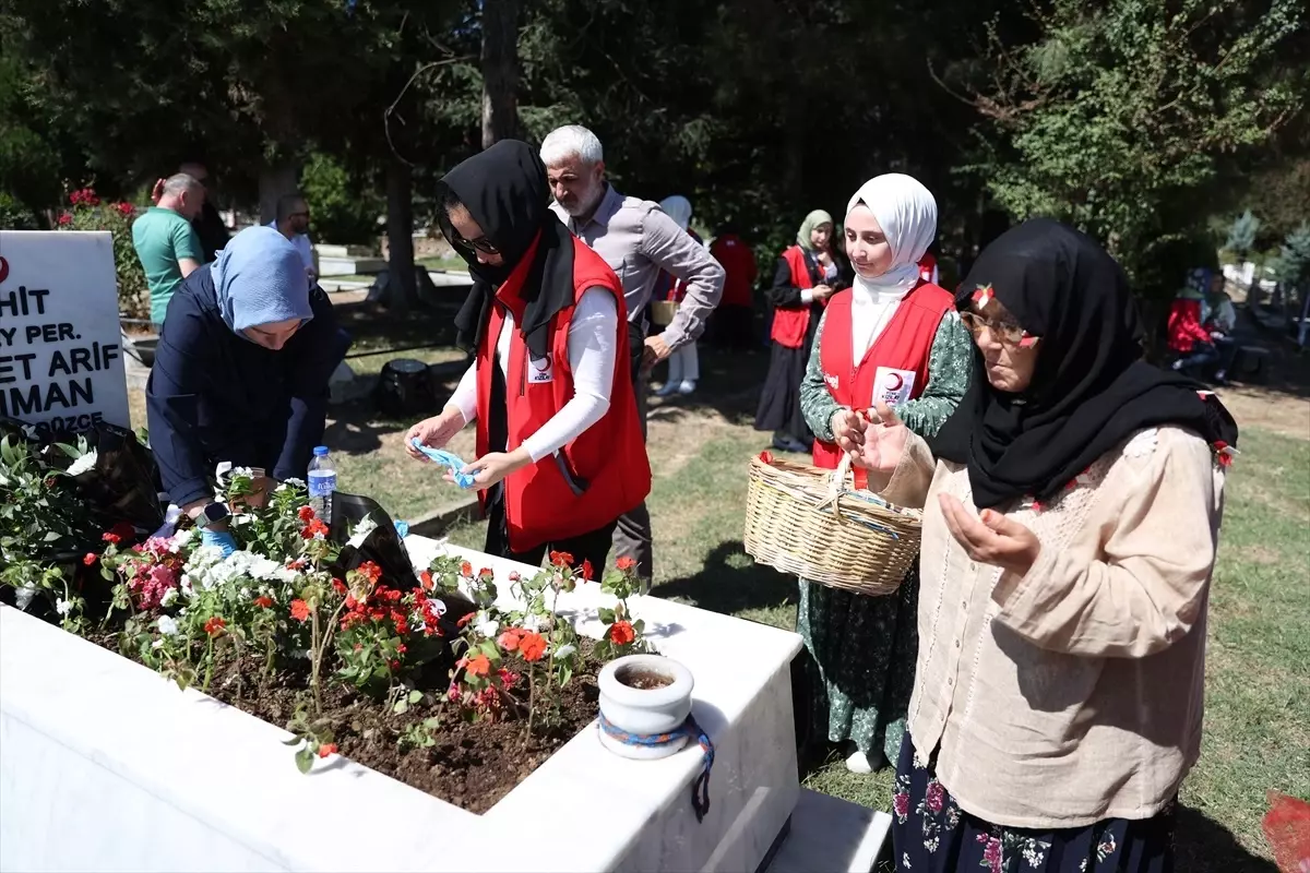 Suriye\'de şehit olan Türk Kızılay personeli anıldı
