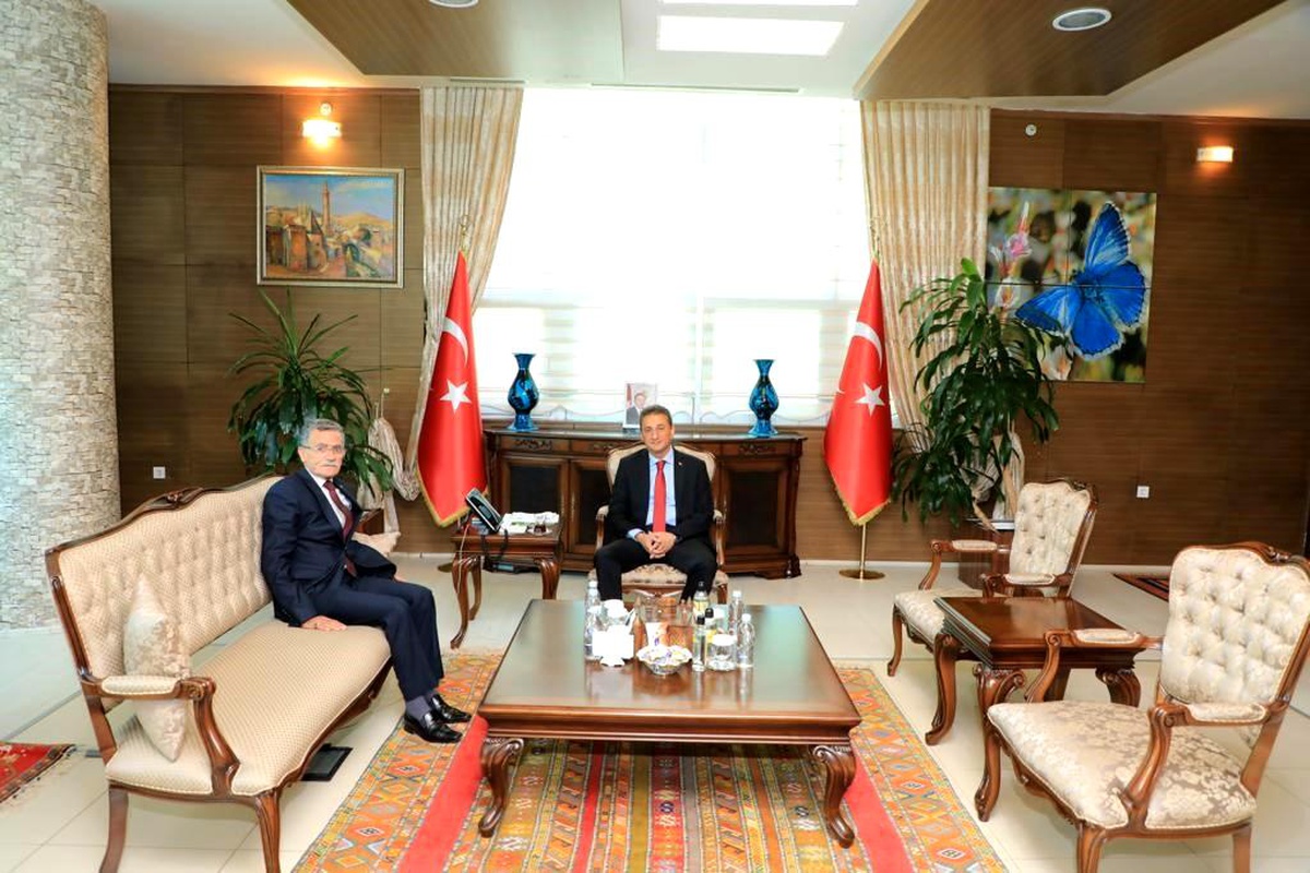 Bitlis Aktif Yerel Gazeteciler Derneği Başkanı Halis Olcay, Bitlis Valisi olarak atanan Erol Karaömeroğlu\'nu ziyaret etti