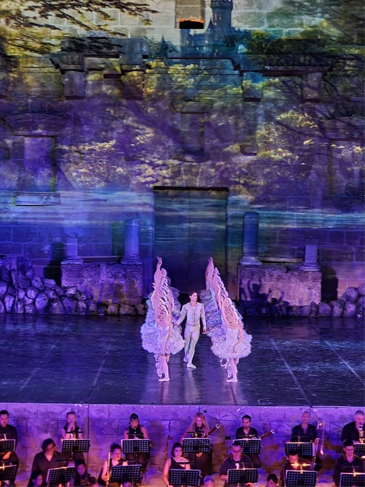 30. Uluslararası Aspendos Opera ve Bale Festivali\'nde \'Kuğu Gölü\' balesi sahnelendi