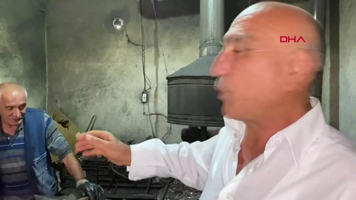 KARS\'ta 53 Yıldır Demir Döven Usta, Çırak Bulamamaktan Şikayetçi