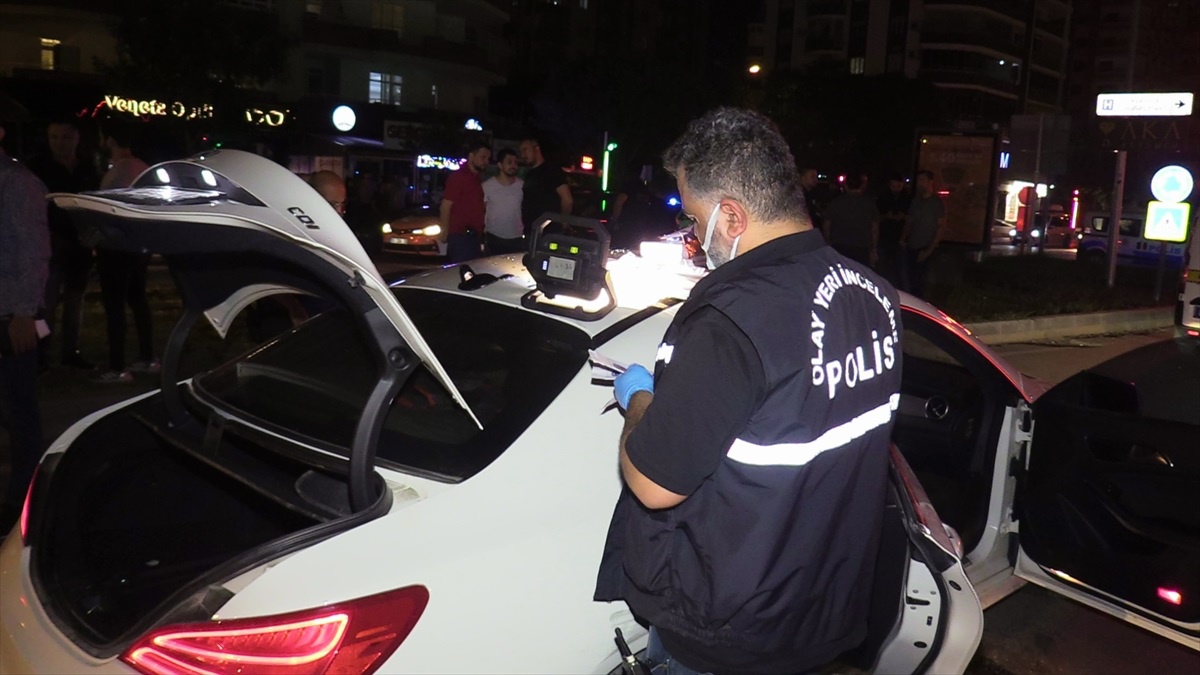 Adana\'da çalıntı otomobille kaçan şüpheliler yakalandı