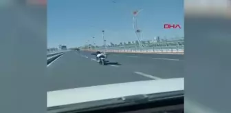 Motosikletle tehlikeli yolculuk; üzerine uzandı