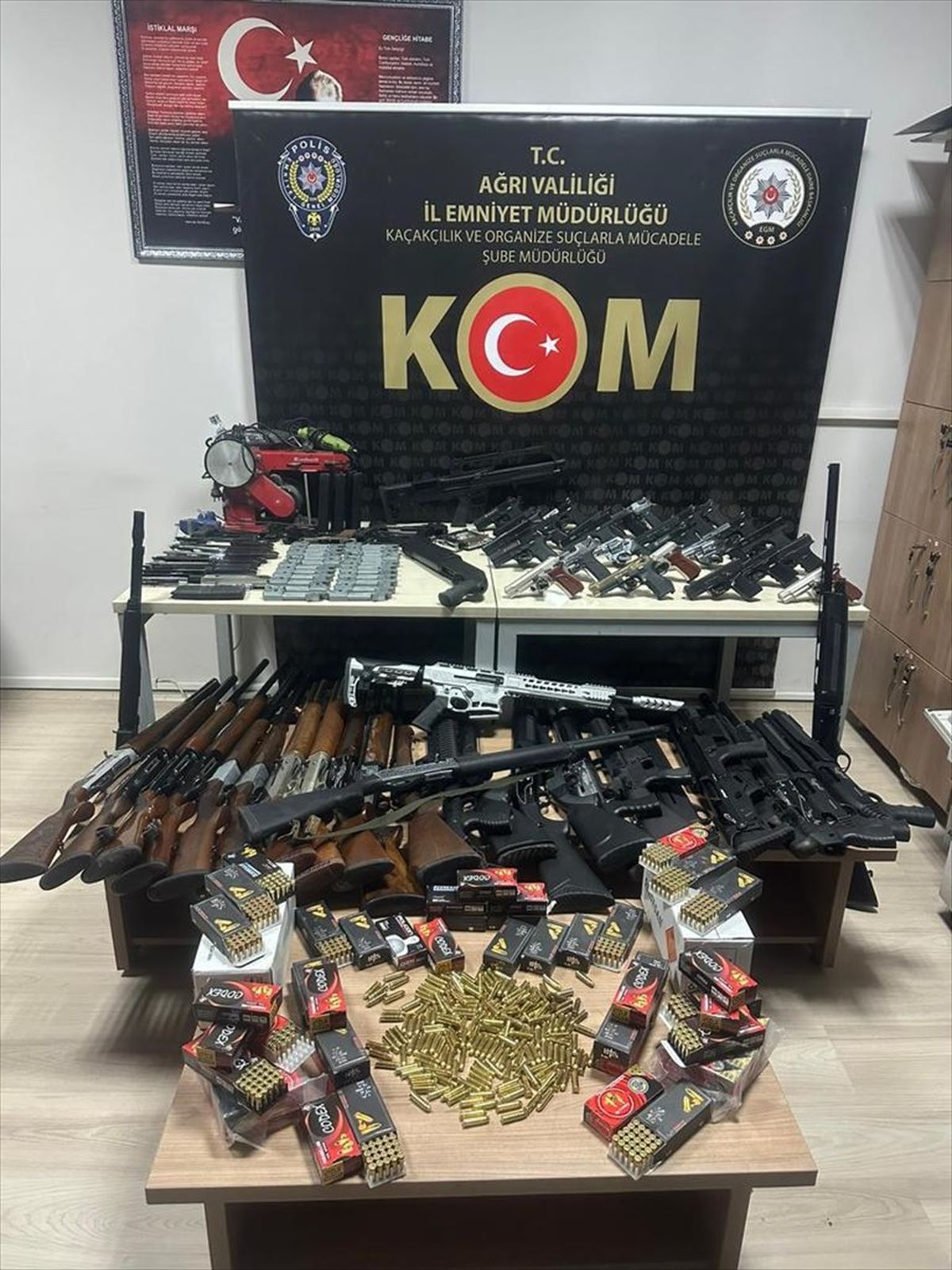 Ağrı\'da 3 Adreste Ruhsatsız Silah Operasyonu: 32 Tabanca ve 34 Av Tüfeği Ele Geçirildi