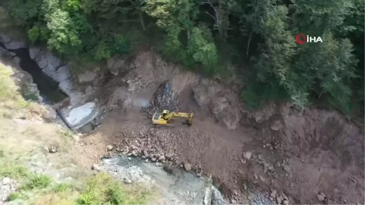 Akarsu ıslahı çalışmasında suya çimento karıştı, binlerce balık telef oldu