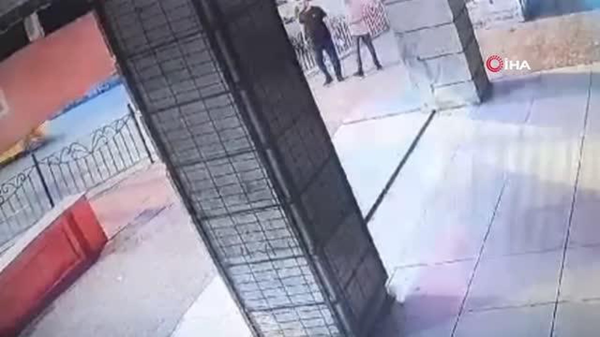 Bursa\'da Alkollü Kişi Seyir Halindeki Tramvaya Ateş Açtı