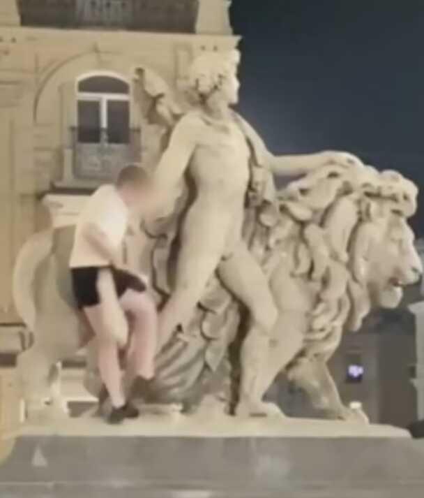 Alkollü turist, restorasyonu bir gün önce biten heykelin kolunu kırdı